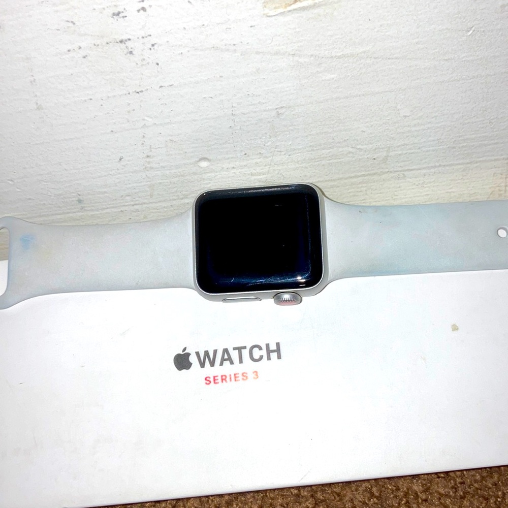 AppleWatch series 3 comes with orange writs straps